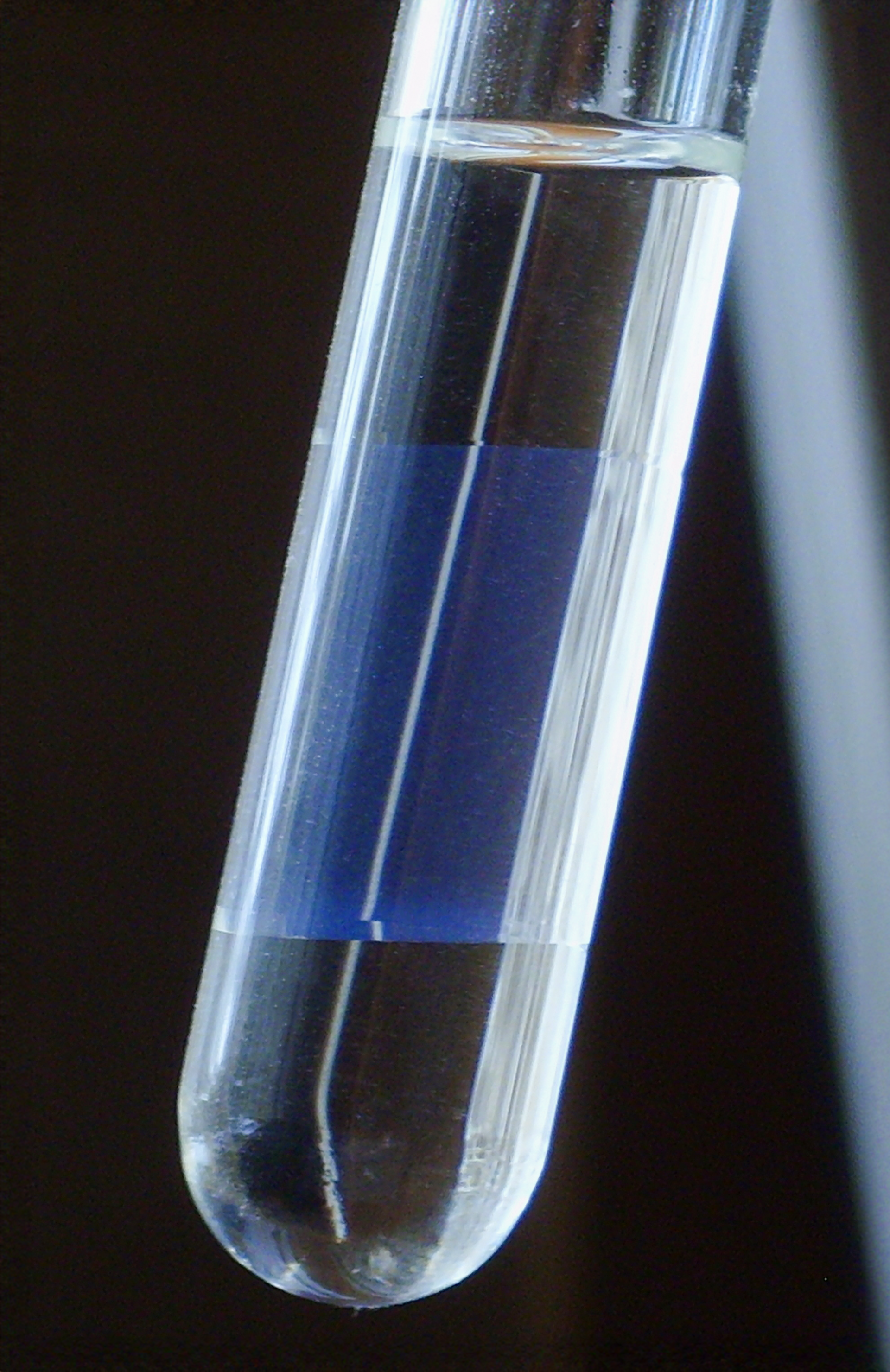 Three-phase system with an organic phase, a microemulsion, and an aqueous phase (from top to bottom); Photo: IdlenessOfLove Three-phase system with an organic phase, a microemulsion, and an aqueous phase (from top to bottom); Photo: IdlenessOfLove